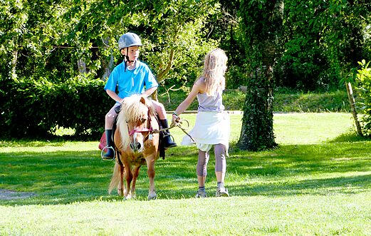 Enfant � poney, encadr�, activit� �questre au camping CAPFUN Lodge � SARZEAU (56).