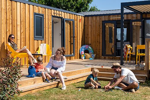 Mobil-home en bois, terrasse et famille au camping CAPFUN Lodge � SARZEAU (56).