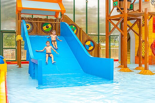 Blaue Wasserrutsche, Kinder auf dem Campingplatz CAPFUN Lodge in SARZEAU (56).