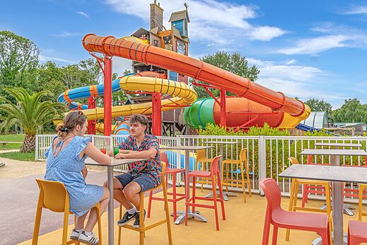 Toboggans aquatiques g�ants et bar ext�rieur au camping CAPFUN Lodge � SARZEAU (56).