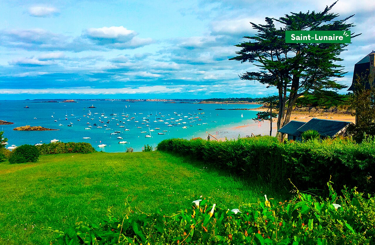 Strand und Bucht von Saint-Lunaire, Bretagne, mit vielen Booten vor Anker.
