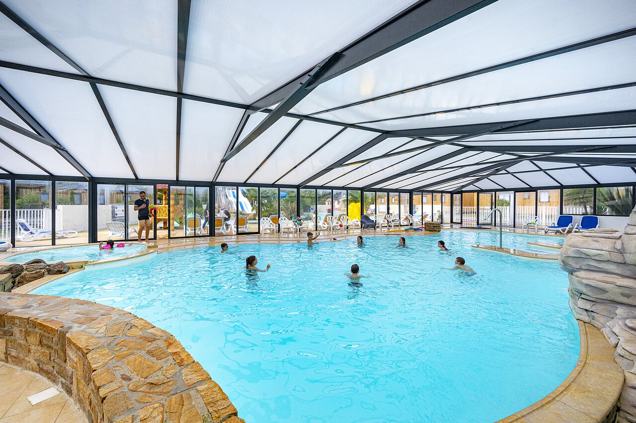 �berdachtes Schwimmbad, Whirlpool und Wasserspiele auf Camping CLICOCHIC Longchamp Saint Lunaire (35).