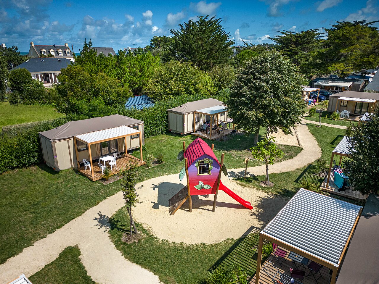 Luftaufnahme Campingplatz, Unterk�nfte und Spielplatz CLICOCHIC Longchamp Saint Lunaire (35).