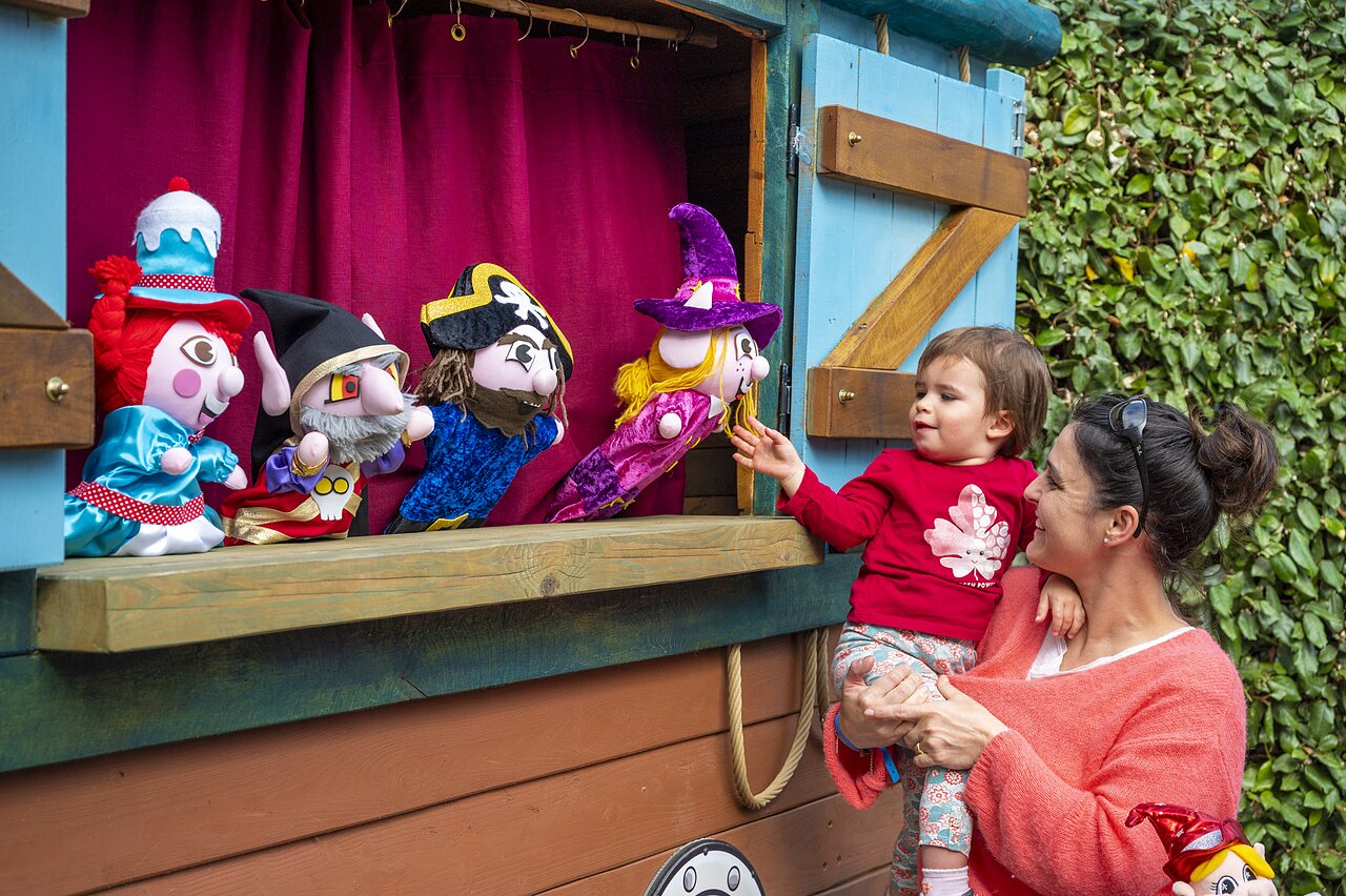 Puppentheater f�r Kinder auf dem Campingplatz CLICOCHIC Longchamp, Saint Lunaire (35).