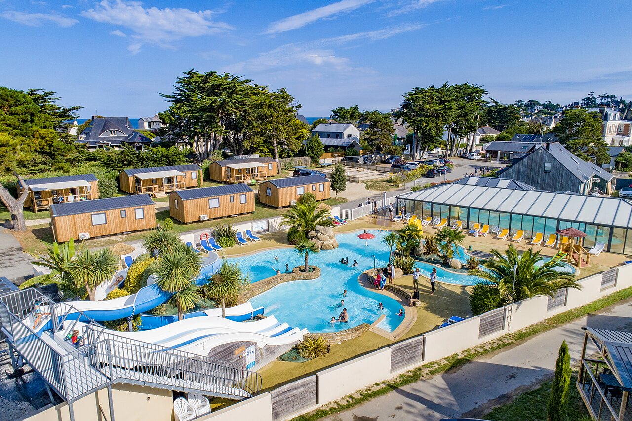 Gro�e Badelandschaft mit Rutschen und Mobilheimen auf dem Campingplatz CLICOCHIC Longchamp in Saint Lunaire (35).