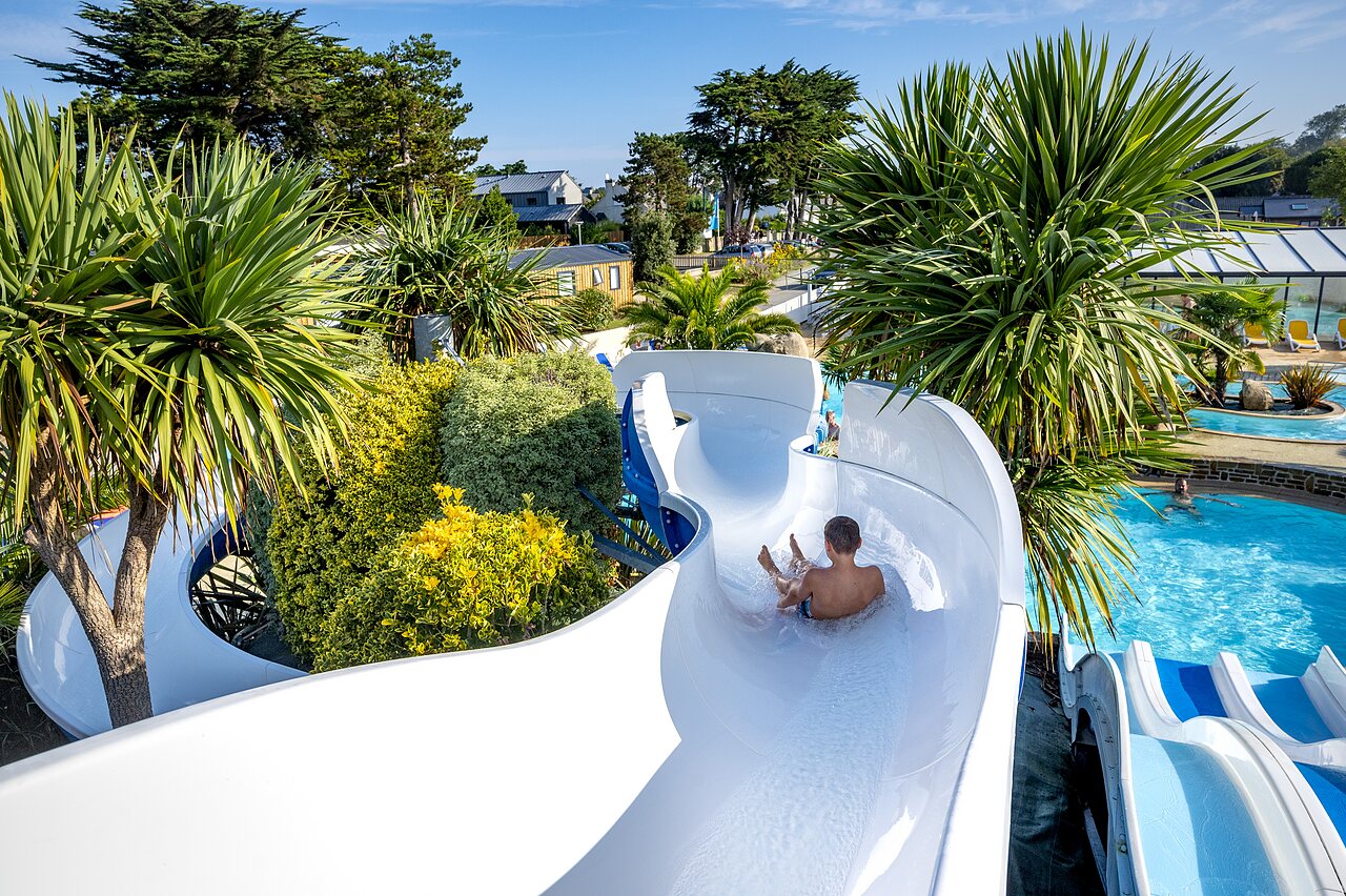 Wasserrutsche, Kind im Schwimmbad auf Camping CLICOCHIC Longchamp (35).