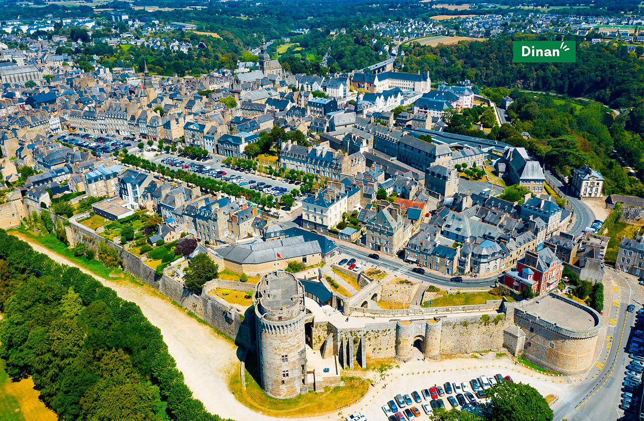 Mittelalterliche Stadt Dinan, Bretagne, mit Burg und historischen Stadtmauern.