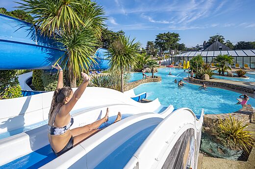 Wasserrutsche und Außenpool auf dem Campingplatz CLICOCHIC Longchamp in Saint Lunaire (35).