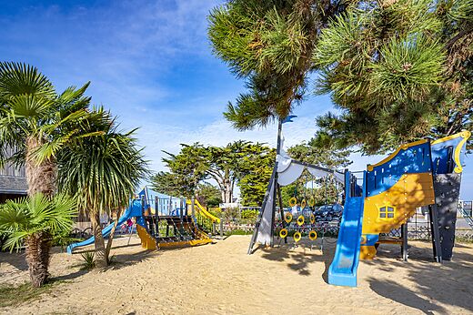 Kinderspielplatz mit Rutschen auf dem Campingplatz CLICOCHIC Longchamp in Saint Lunaire.