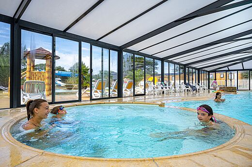 Überdachtes Schwimmbad mit Whirlpool, Kindern, Rutsche auf Camping CLICOCHIC Longchamp in Saint Lunaire.