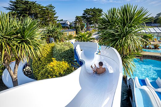 Wasserrutsche und Außenpool mit Kind auf dem Campingplatz CLICOCHIC Longchamp in Saint Lunaire (35)