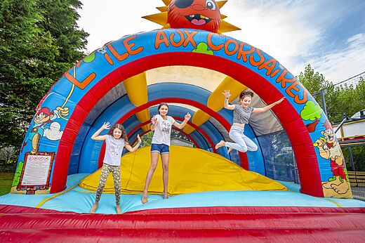 Kinder springen auf Piraten-Hüpfburg auf Campingplatz CLICOCHIC Longchamp (35).