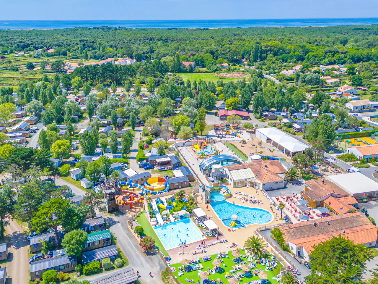 Luftaufnahme des Wasserparks und Mobilheime auf dem Campingplatz CAPFUN Loubine in Les Sables d'Olonne (85).