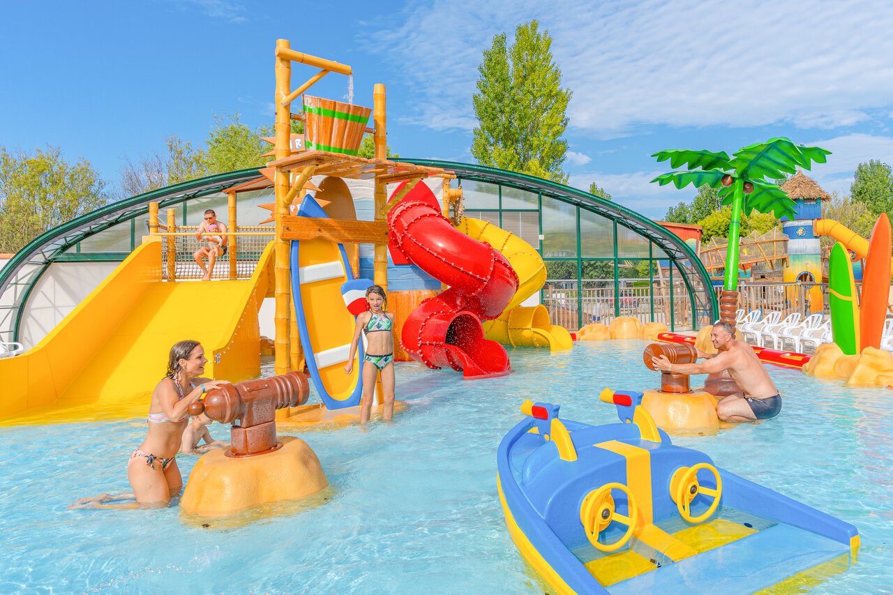 Rutschen und Wasserspiele im Wasserpark CAPFUN Loubine Les Sables d'Olonne.
