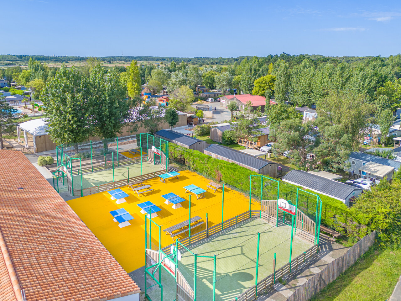 Multisportplatz, Tischtennisplatten auf Camping CAPFUN Loubine, Les Sables d'Olonne (85).