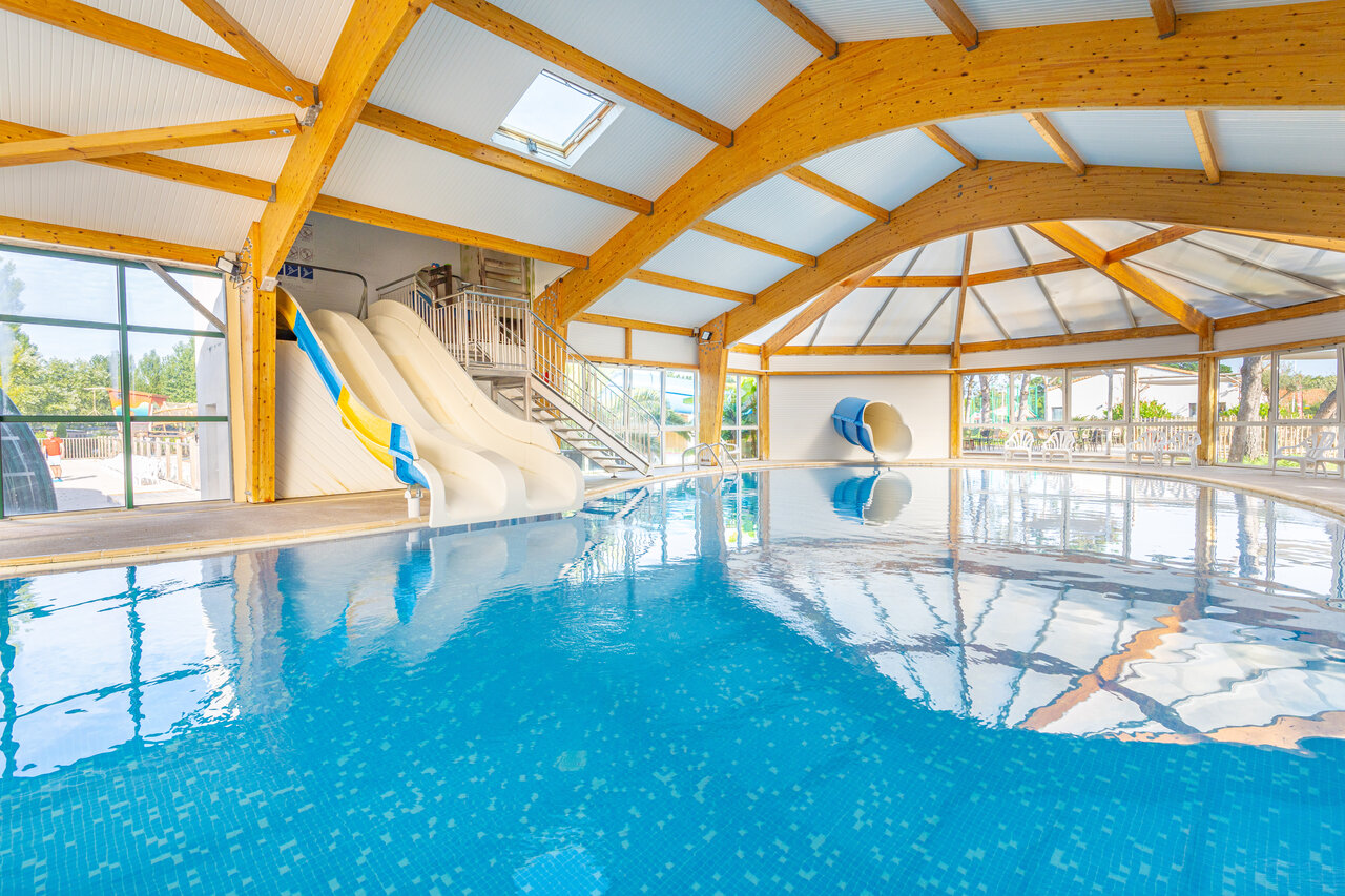 �berdachtes Schwimmbad, Wasserrutschen auf dem Campingplatz CAPFUN Loubine in Les Sables d'Olonne (85).