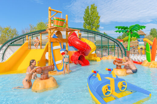 Piscine, toboggans et jeux aquatiques au camping CAPFUN Loubine � Les Sables d'Olonne (85).