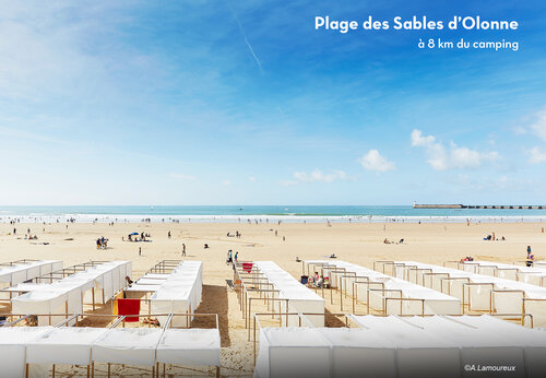 Strand von Les Sables d'Olonne mit Strandkabinen und Ozean, Ort zu besuchen in Vendée.