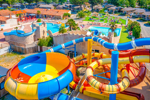 Riesige Wasserrutschen und Pools auf dem Campingplatz CAPFUN Loubine.