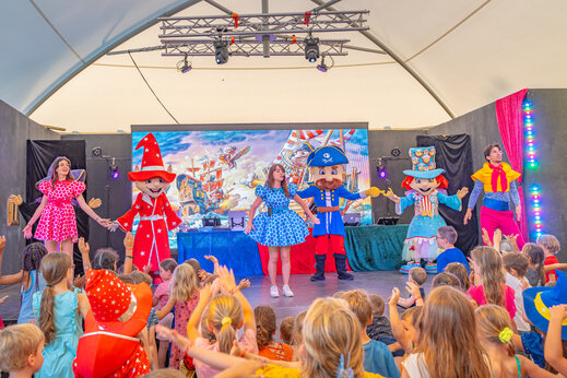 Animationsshow für Kinder mit Maskottchen auf dem Campingplatz CAPFUN Loubine in Les Sables d'Olonne.