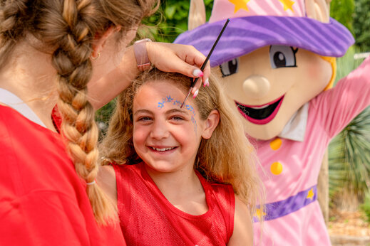 Kinder-Schminkanimation mit Maskottchen auf dem Campingplatz CAPFUN Loubine, Les Sables d'Olonne.