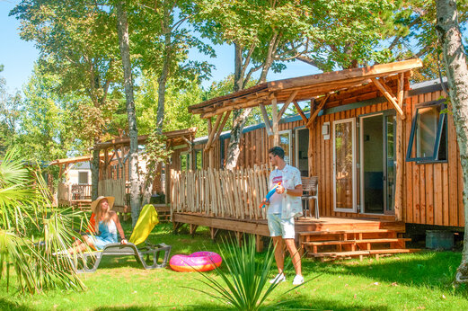 Holz-Mobil-home, Terrasse, Garten auf dem Campingplatz CAPFUN Loubine in Les Sables d'Olonne.
