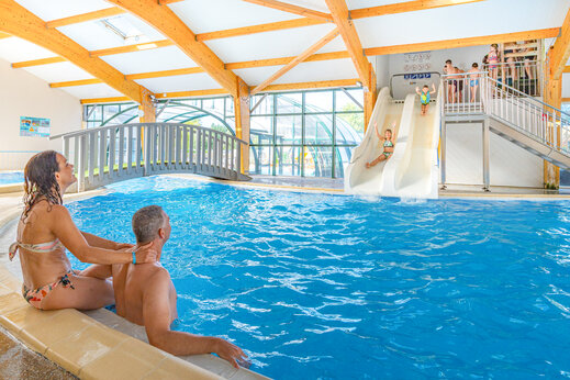 Hallenbad, Wasserrutschen auf Campingplatz CAPFUN Loubine Les Sables d'Olonne.