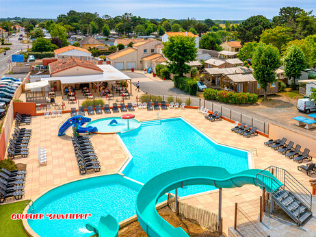 Außenpool, Wasserrutschen und Planschbecken auf dem Campingplatz CAPFUN Loubine in Les Sables d'Olonne.