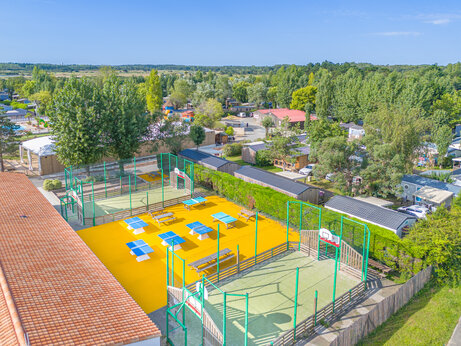 Multisportplätze und Tischtennisplatten auf Camping CAPFUN Loubine, Les Sables d'Olonne.