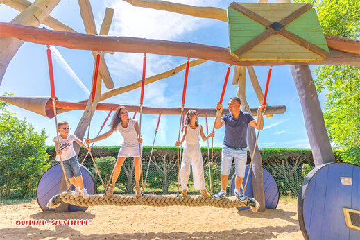 Spielplatz mit Seilbrücke und Familie auf dem Campingplatz CAPFUN Loubine Les Sables d'Olonne.