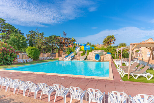 Außenpool, Wasserrutschen und Spiele auf dem Campingplatz CAPFUN Loubine in Les Sables d'Olonne (85).
