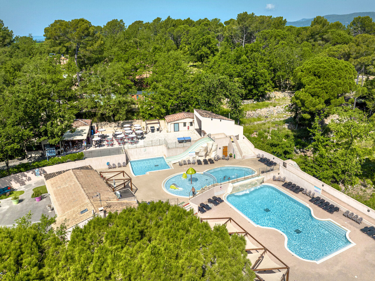 Wasserpark, Rutsche, Pools und Restaurant auf dem Campingplatz CLICOCHIC Lou Cantaire in FAYENCE (83).