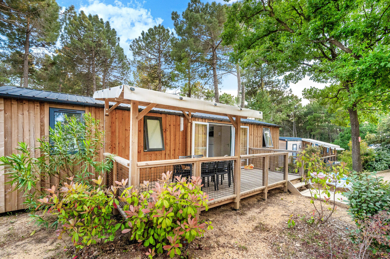 Holz-Mobilheim, �berdachte Terrasse bei CLICOCHIC Lou Cantaire, FAYENCE (83).