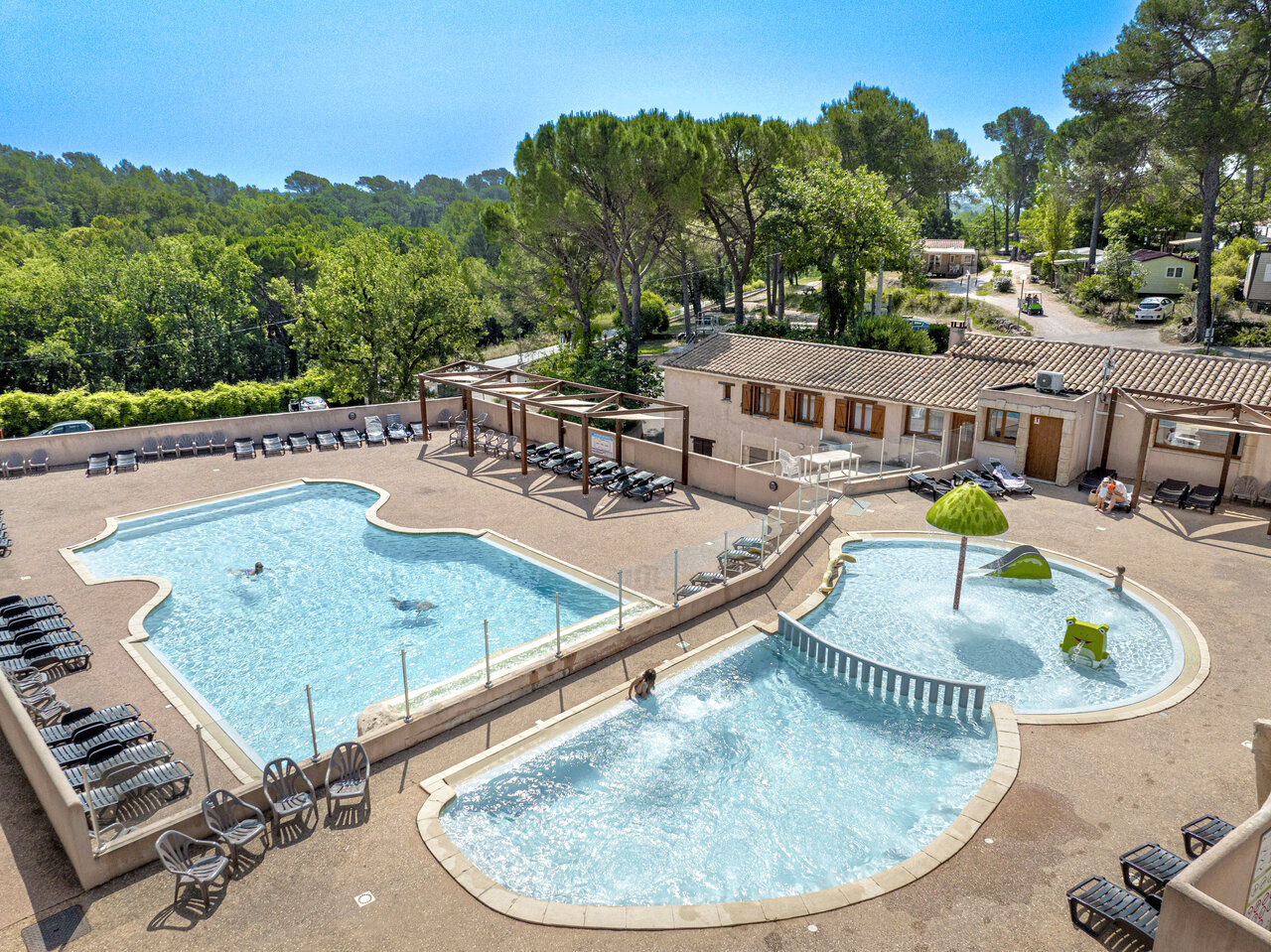 Wasserpark mit gro�em Pool, Planschbecken und Wasserspielen auf Camping CLICOCHIC Lou Cantaire in FAYENCE (83).