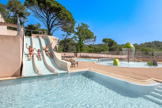 Wasserrutschen und Familienpool auf dem Campingplatz CLICOCHIC Lou Cantaire in FAYENCE (83).