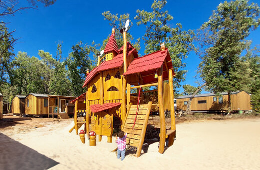 H�lzerner Spielplatz f�r Kinder auf dem Campingplatz CLICOCHIC Lou Cantaire in FAYENCE.