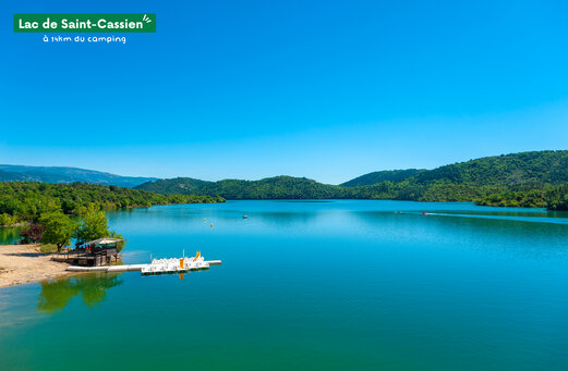 See von Saint-Cassien mit Tretbooten und Wassersport nahe Fayence, Provence.