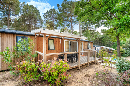 Modernes Mobilheim mit �berdachter Terrasse und M�beln auf dem Campingplatz CLICOCHIC Lou Cantaire in FAYENCE (83).