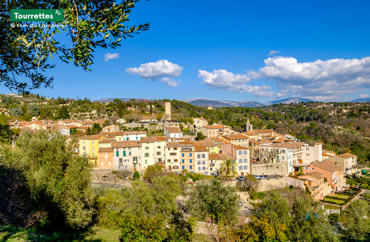 Provenzalisches Dorf Tourrettes, farbenfrohe H�user und Turm, im Var zu entdecken.