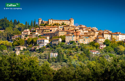 Bergdorf Callian, traditionelle H�user und Schloss in der Provence.
