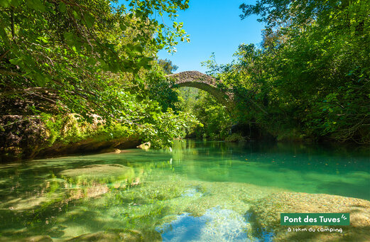Pont des Tuves, nat�rliche Steinbr�cke �ber t�rkisfarbenem Fluss, Ausflugsziel nahe Fayence.