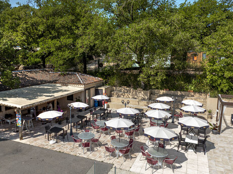 Restaurant mit schattiger Au�enterrasse auf dem Campingplatz CLICOCHIC Lou Cantaire in FAYENCE (83).