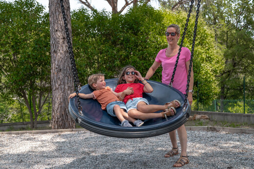 Kinder auf Schaukel, Spielplatz am Campingplatz CLICOCHIC Lou Cantaire in FAYENCE.