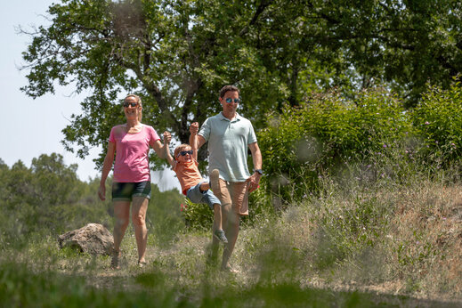 Familie mit Kind spielt in der Natur, Camping CLICOCHIC Lou Cantaire in FAYENCE.