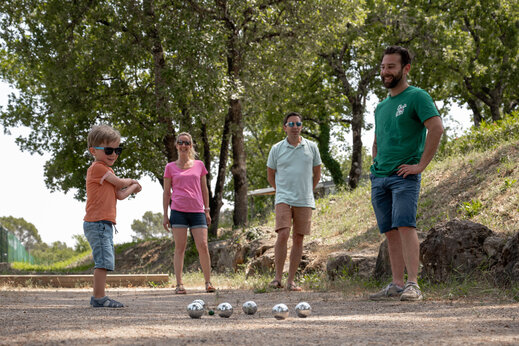 Familie spielt Boule auf dem Campingplatz CLICOCHIC Lou Cantaire in FAYENCE (83).