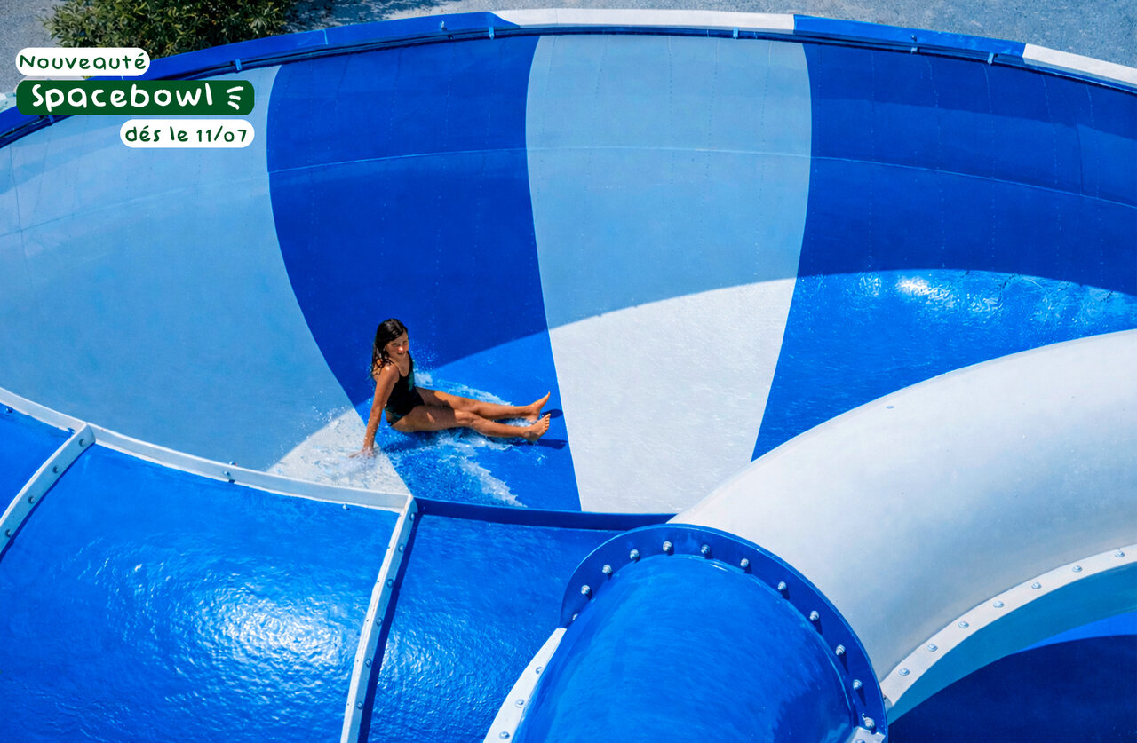 Spacebowl water slide with a young girl at CLICOCHIC Lou Castel campsite in Castelnaud-la-Chapelle (24).