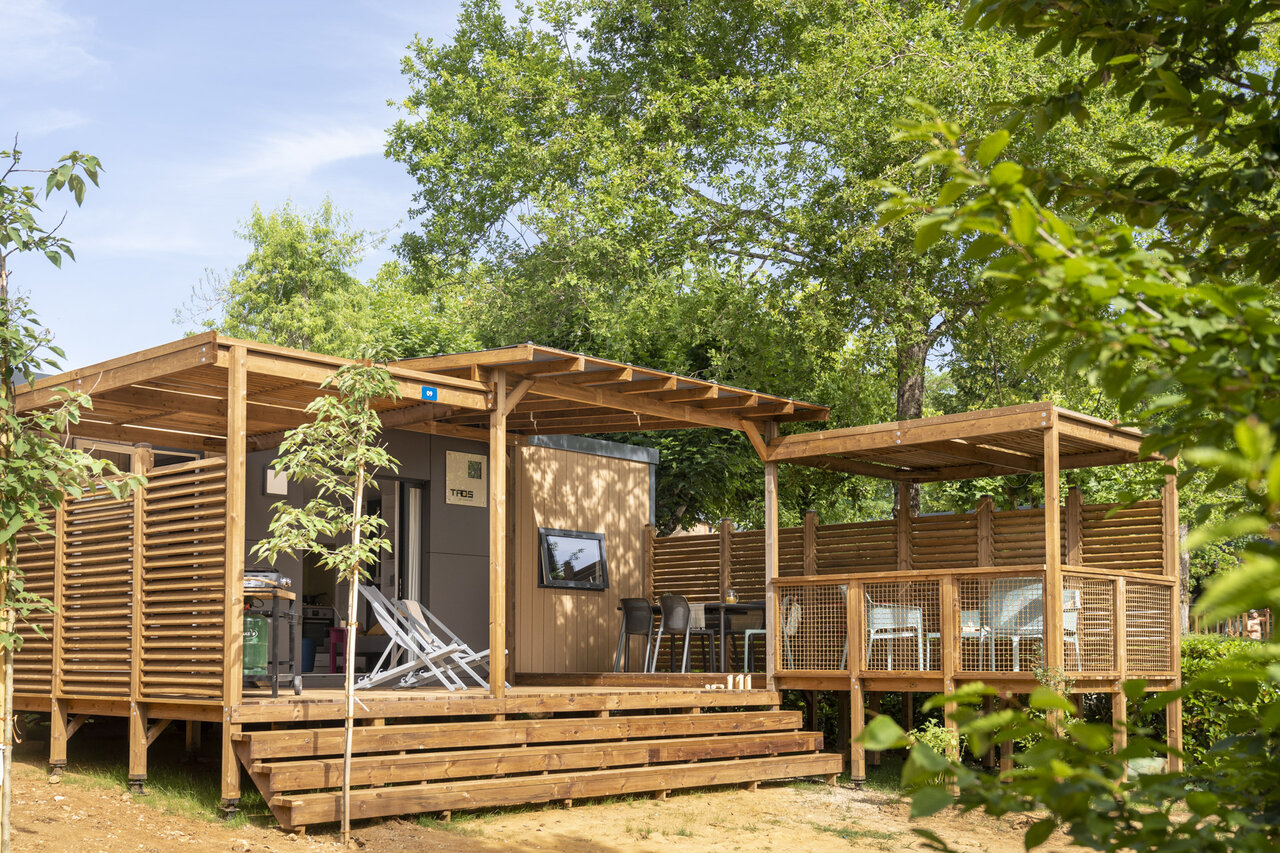 Modern mobile home with terrace at CLICOCHIC Lou Castel, Castelnaud-la-Chapelle.