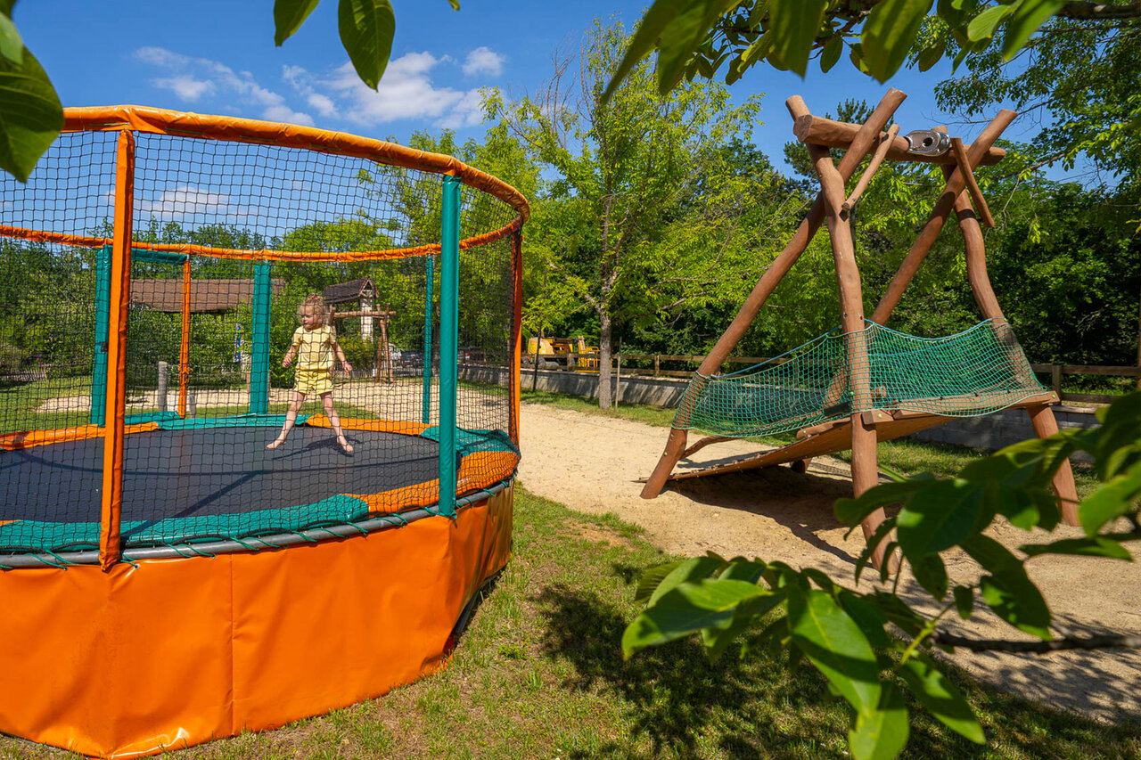 Trampoline, playground at CLICOCHIC Lou Castel campsite in Castelnaud-la-Chapelle (24).