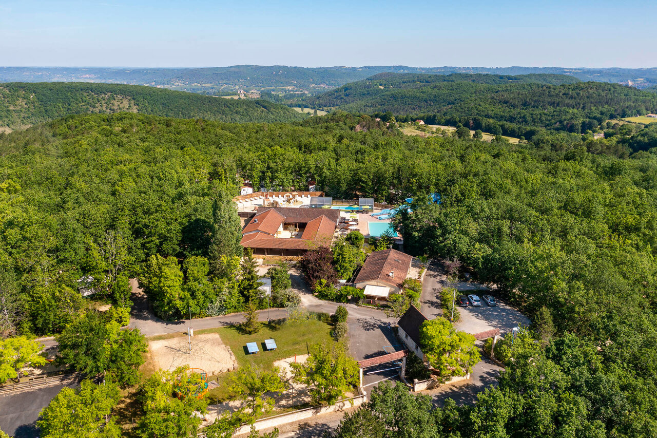 Aerial view of the aquatic complex and buildings at CLICOCHIC Lou Castel campsite in Castelnaud-la-Chapelle (24).