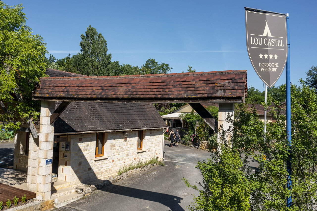 Main entrance and stone reception at Lou Castel campsite in Castelnaud-la-Chapelle (24).